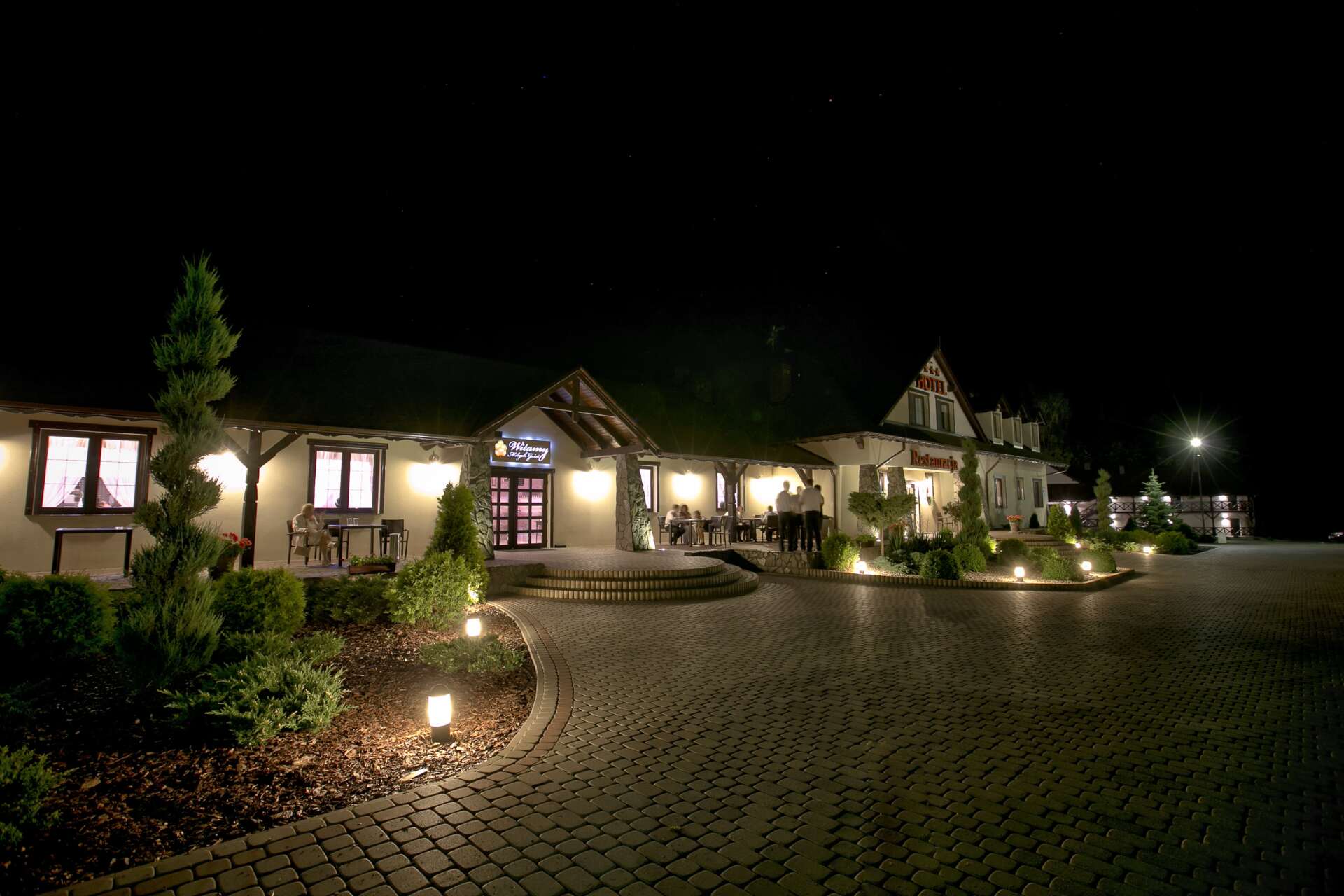 Oświetlony Hotel Cykada nocą