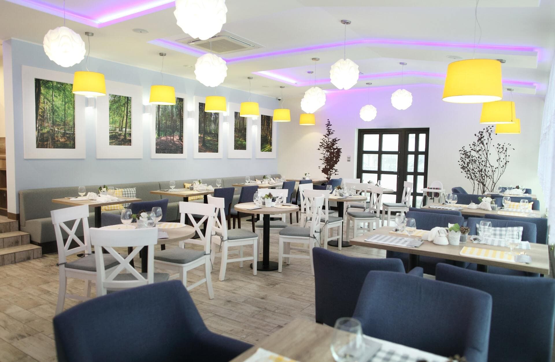Nakryte stoły w restauracji Hotelu Cykada